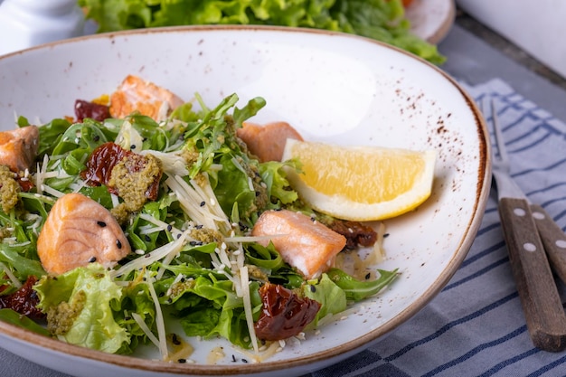 Salade met zalm, gedroogde tomaten, kaas en verse groenten