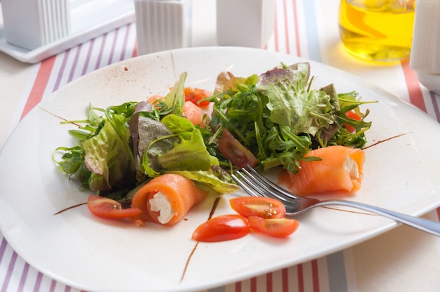 Salade met zalm, roomkaas en kruiden