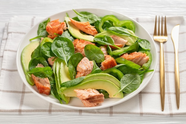 Salade met zalmspinazie, avocado en groene paprika