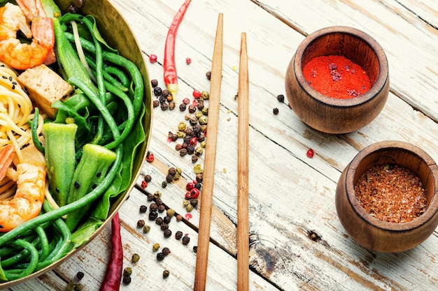 Salade met zeevruchten en groenten