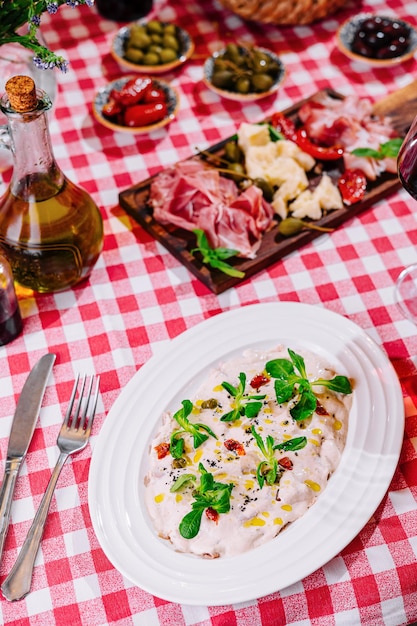 salade met zeevruchten en Italiaanse antipasti