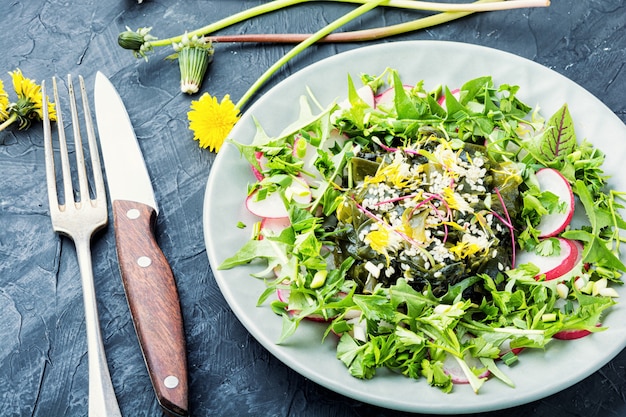 Salade met zeewier en greens