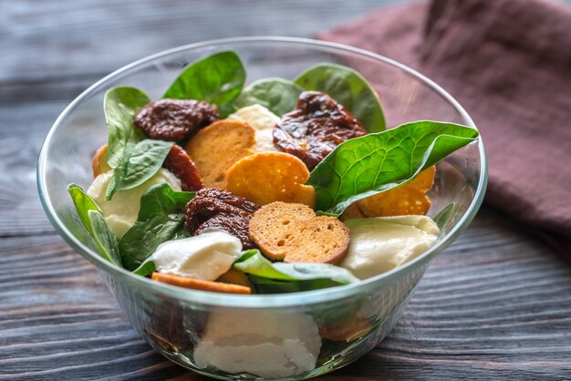 Salade met zongedroogde tomaten