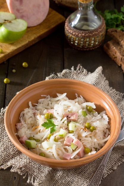 Salade met zuurkool, ham, appel en doperwten