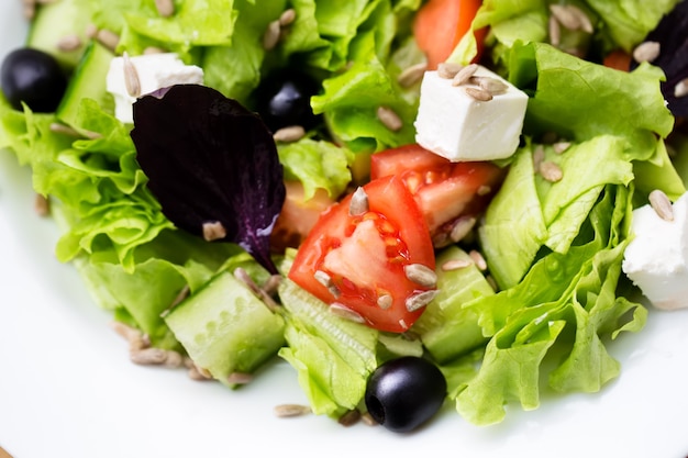 Salade met zwarte olijven, tomaat, kaas en kruiden