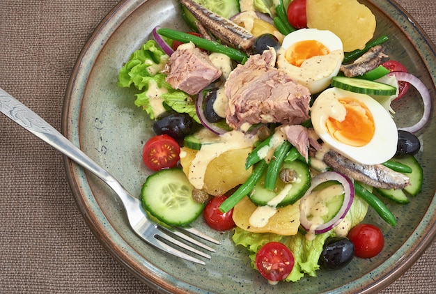 Foto salade nicoise voor een gezonde maaltijd.