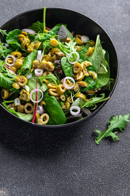 salade olijfgroen mix sla bladeren groenteschotel gezonde maaltijd voedsel snack op tafel kopie ruimte