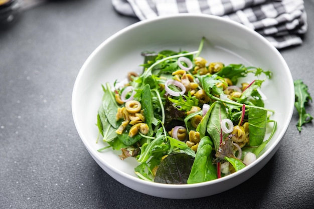 Salade olijfgroen mix sla bladeren groenteschotel gezonde maaltijd voedsel snack op tafel kopie ruimte