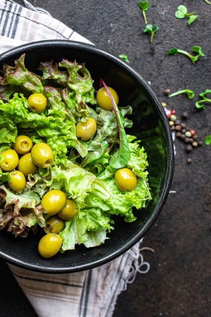 salade olijven bladeren groene bloemblaadjes sla mix verse keto of paleo dieet