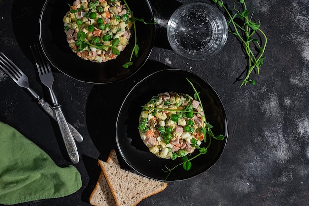 Salade Olivier in een bord