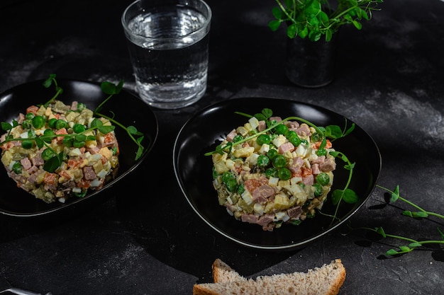 Salade olivier in een bord