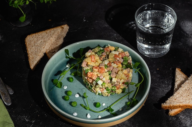 Salade olivier in een bord