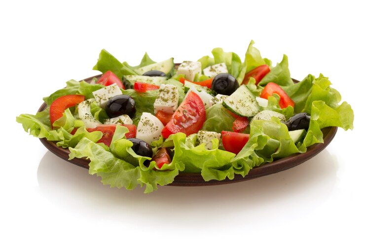 Foto salade op een bord geïsoleerd op wit