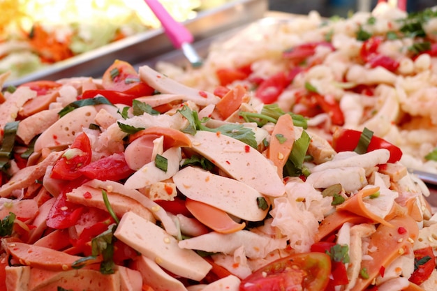 Salade pittig op straat eten