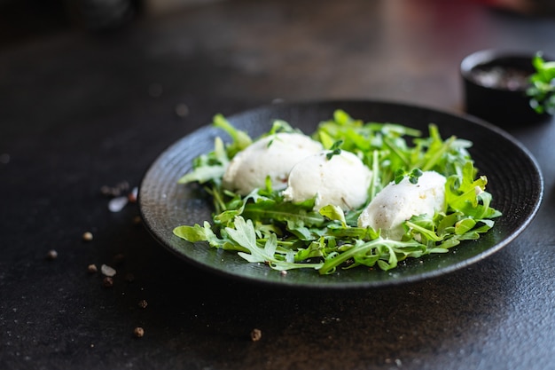 salade quenelle roomkaas groene sla bladeren cuenelle bloemblaadjes mix trend keto of paleo dieet vegetarisch eten