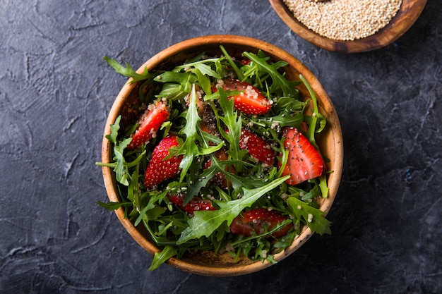 Salade quinoa met aardbeien, honing en chiazaden.