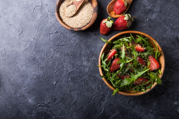 Salade quinoa met aardbeien, honing en chiazaden.