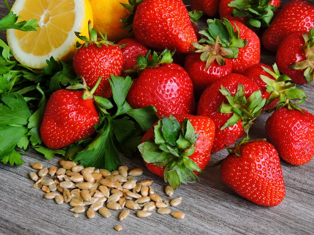 Salade recept voor aardbeien en peterselie.