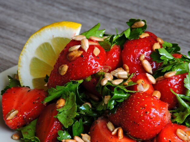 Salade recept voor aardbeien en peterselie.