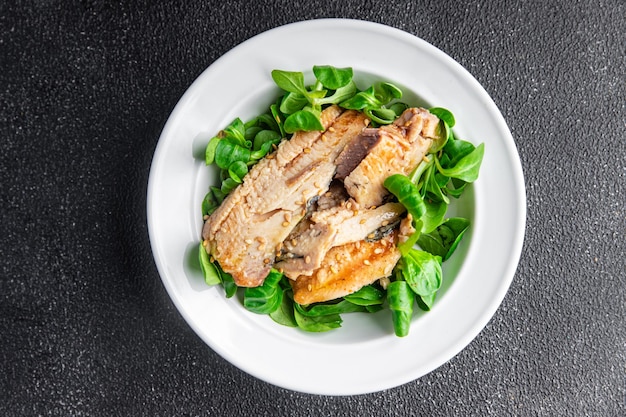 salade sardine groene bladeren, avocado, groenteschotel maaltijd eten snack op tafel kopie ruimte voedsel