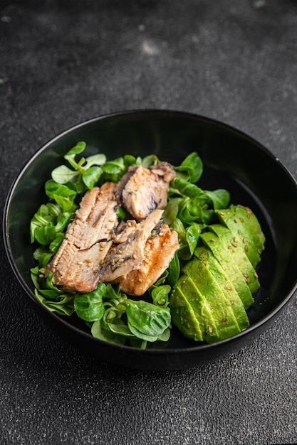 salade sardine groene bladeren, avocado, groenteschotel maaltijd eten snack op tafel kopie ruimte voedsel