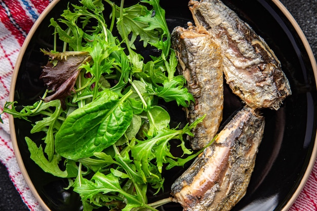 Salade sardine verse groene bladeren zeevruchten snack maaltijd eten op tafel kopie ruimte voedsel achtergrond