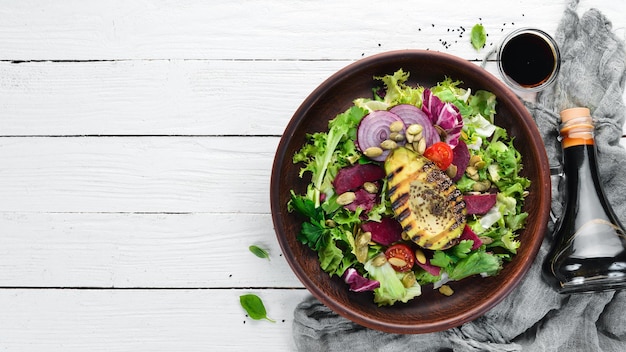 Salade slabieten, avocado's en pompoenpitten bovenaanzicht op een witte houten achtergrond gratis kopieerruimte