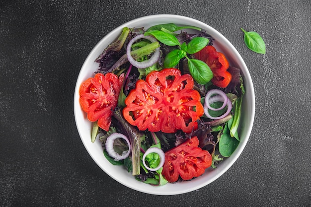 salade tomaat groente vers gerecht gezonde maaltijd eten snack op tafel kopieer ruimte voedsel achtergrond