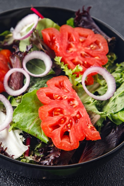 salade tomaat rood groente vers gerecht gezonde maaltijd eten snack op tafel kopieer ruimte eten