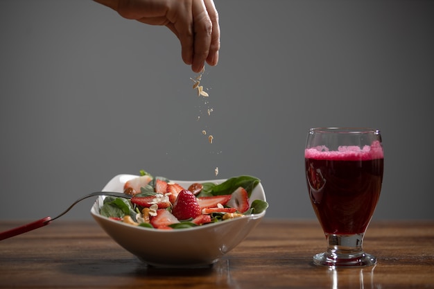 Salade van aardbeien en spinazie met bietensap en haver