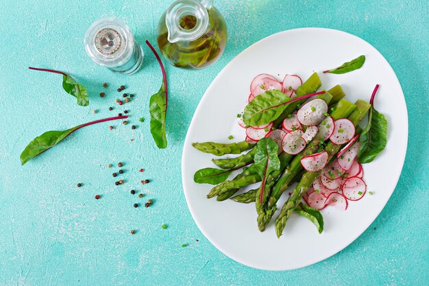 Salade van asperges met radijs en snijbiet. Veganistische keuken. Bovenaanzicht