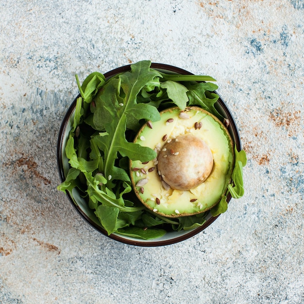 Salade van avocado, rucola, sesamzaadjes. Gezond dieet. Vegetarische gerechten.