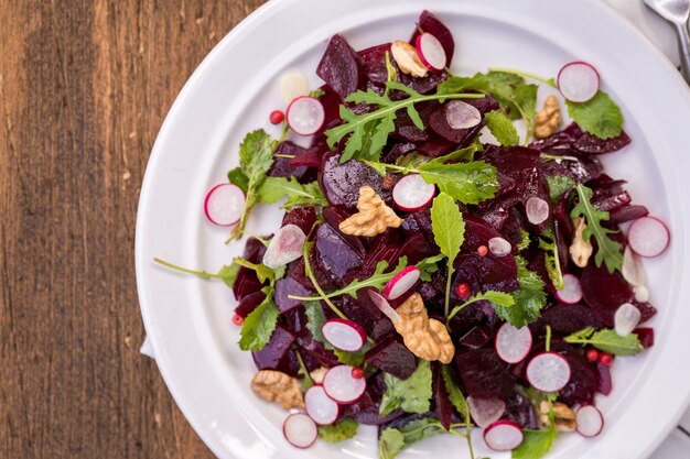 Salade van bieten, mosterdbladeren, radijsnoten en knoflook