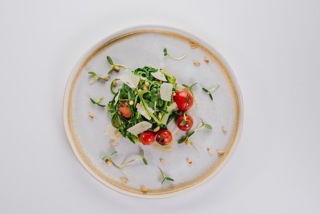 Salade van courgette in reepjes gesneden cherrytomaatjes Parmezaanse kaas en microgroen Veganistisch menu