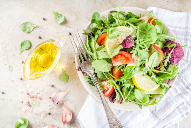 Salade van de lentemix met groenten