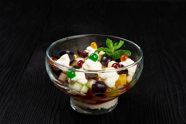 Salade van druiven appels peren kiwi sinaasappels met mascarpone kaas en room gezond vers fruit sum...