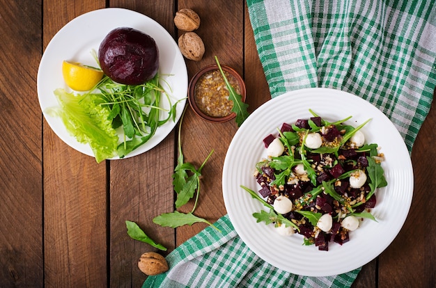 Salade van gebakken bieten, rucola, kaas en noten