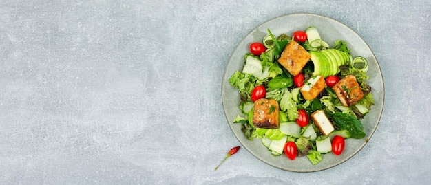 Salade van gebakken tofu en verse groenten