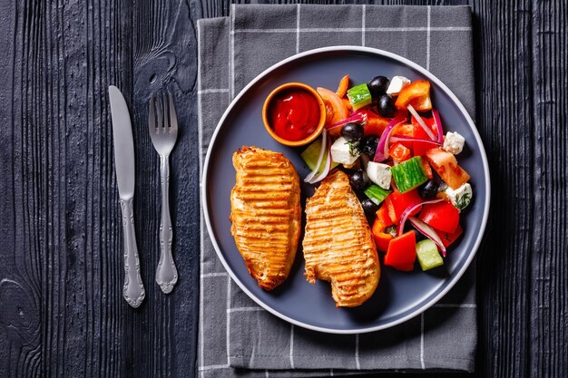 Salade van gegrilde kipfilet en groenteland