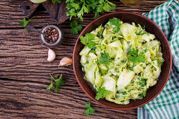 Salade van gemarineerde courgette in kruiden. Veganistisch eten. Gezonde maaltijd. Bovenaanzicht