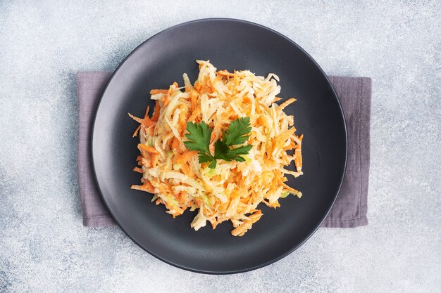 Salade van geraspte wortelen en groene radijs met saus