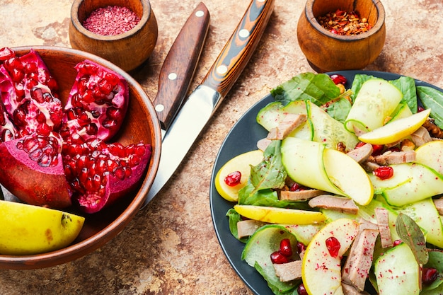 Foto salade van groenten, fruit en vleestong. dieetvoeding.