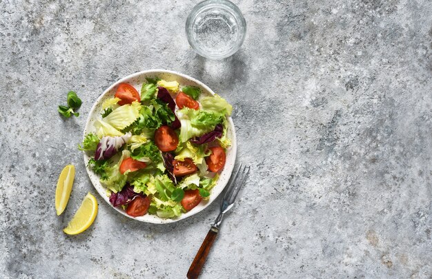 Salade van groentenmix met tomaten en saus.