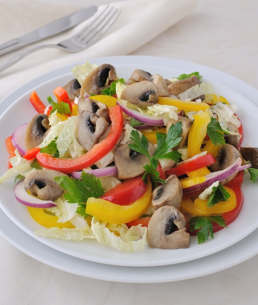 Salade van kool met champignons en paprika