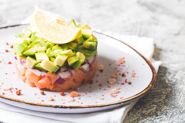 Salade van rauwe zalm, avocado en paarse ui. tartaar van zalm