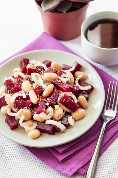 Salade van rode biet met witte bonen, augurken en ui