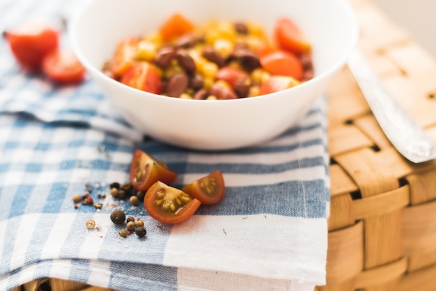 Salade van rode bonen, gele maïs, crackers. Picknickmand en een mooie blauwe handdoek.