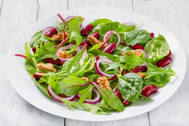 Salade van rode bonen met een mix van slablaadjes en walnoten