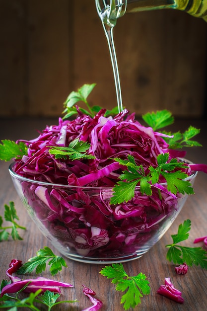 Salade van rode kool gegoten met olijfolie