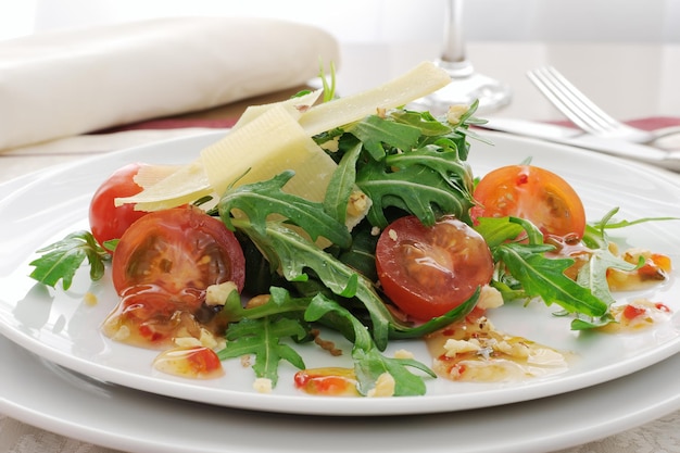 Salade van rucola en cherrytomaatjes met parmezaansaus